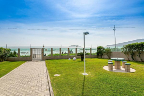 Apto em condomínio pé na areia, c/ piscina MHR308